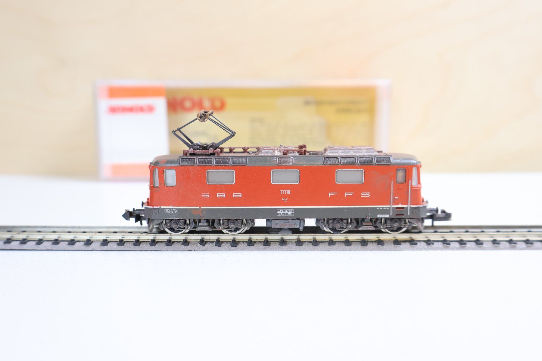 Trix Modellini di ferrovie: Minitrix SBB Re 4/4 E-Lok Rot - Spur N – Usato da Winterthur venduto da Monstera 6