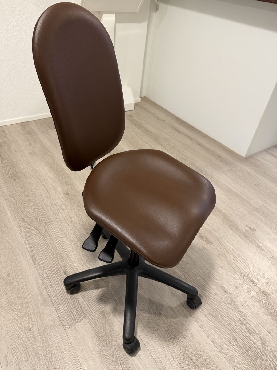 Chaises: Abreitsstuhl Praxis – Défectueux à Niederwil AG par clod87 1