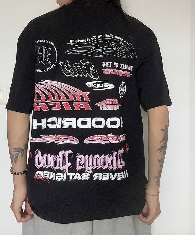 T-shirt: "Hoodrich" oversized black tee with print – Usato da Basel venduto da AnninaD97 1