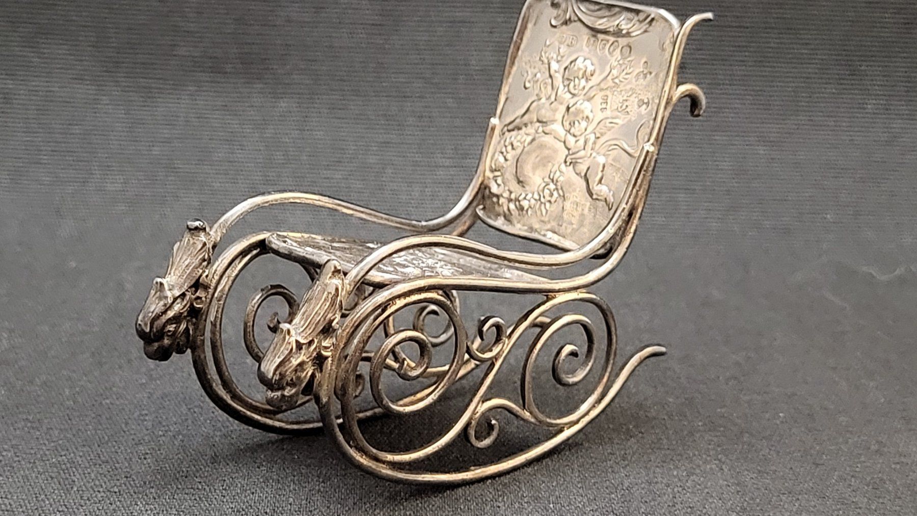 Statuette: MINIATUR-SCHAUKELSTUHL aus Silber "I" – Usato da Basel venduto da spinne02 3