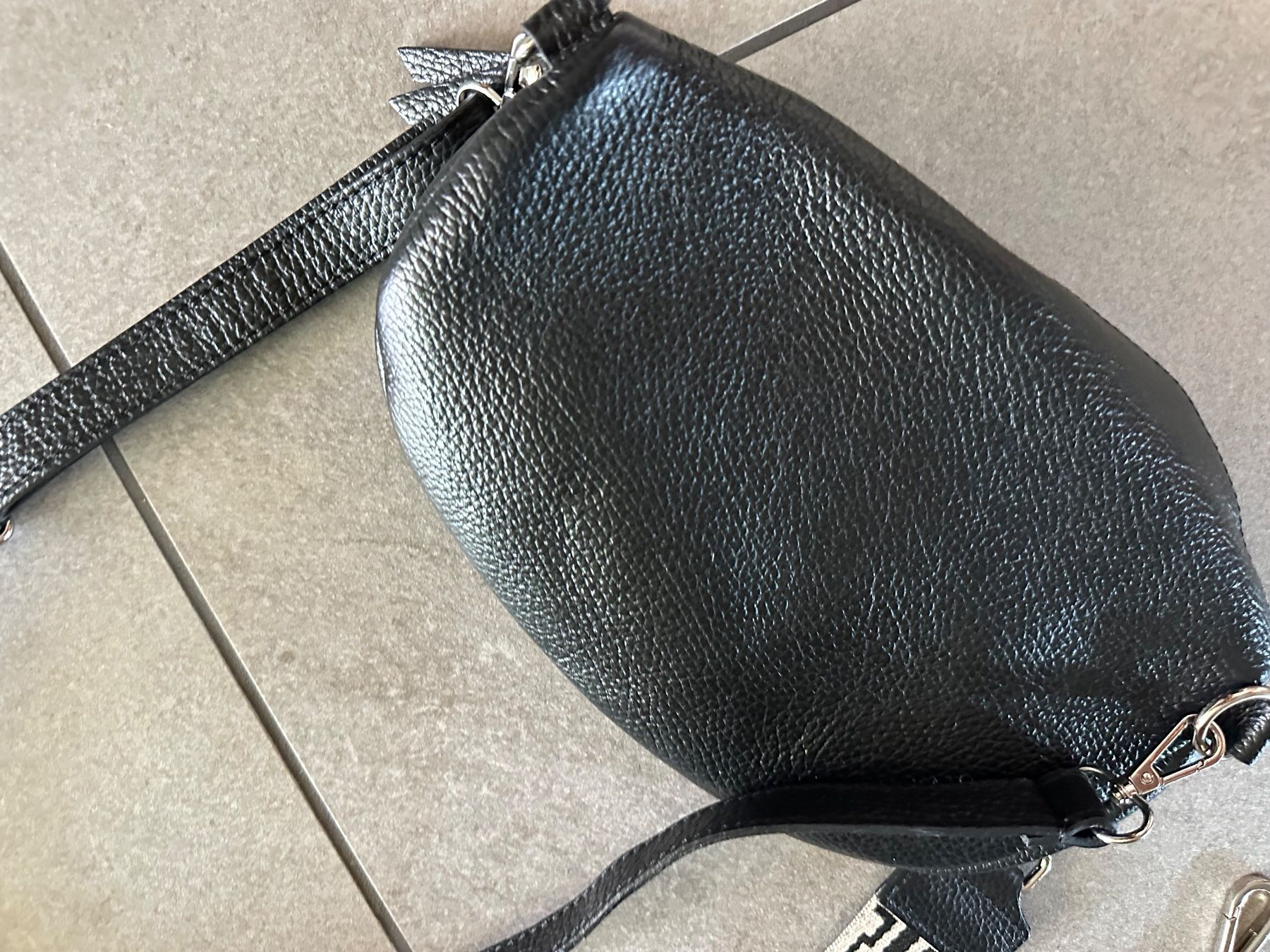 Borse da donna: Leder Umhänge/-Bauchtäschli schwarz mit 2 Bändel – Usato da Pfäffikon ZH venduto da RIGI70 4