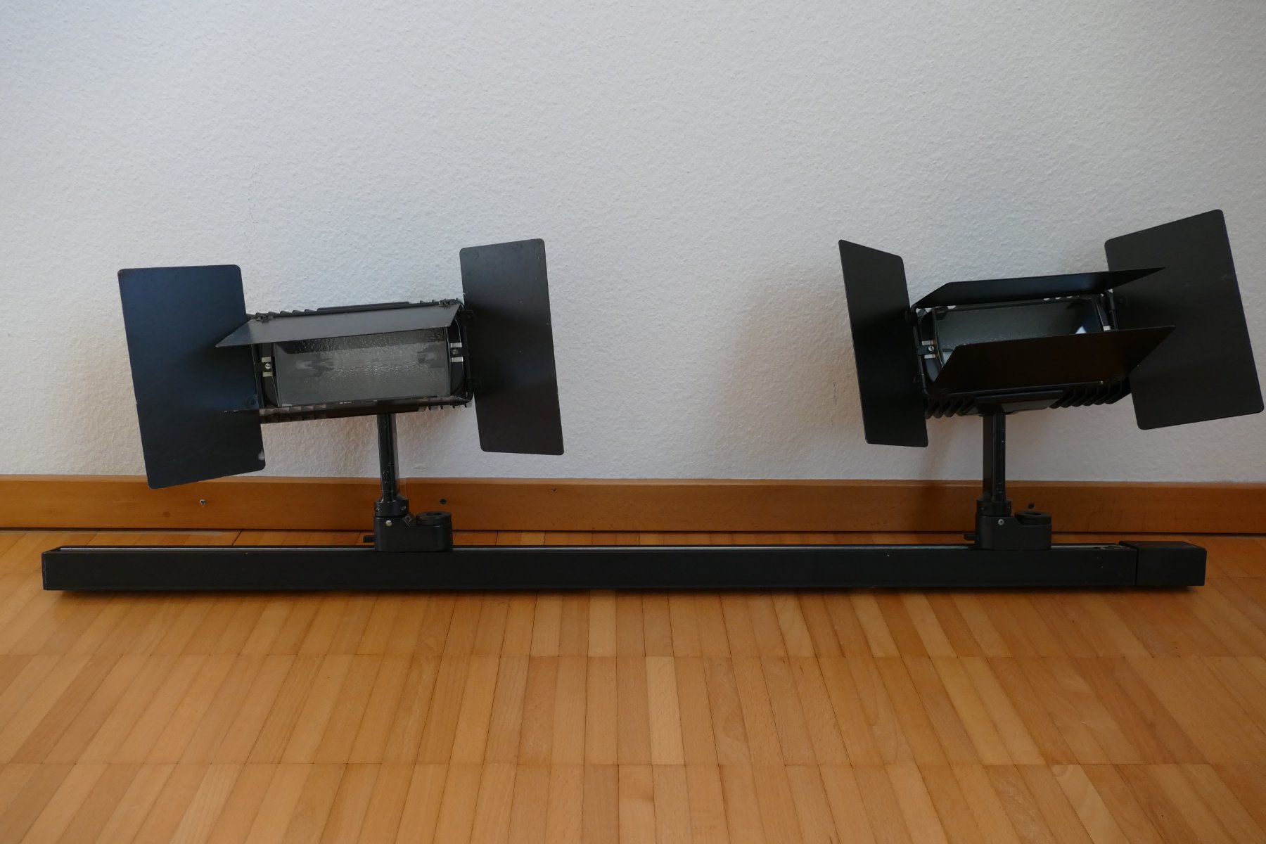 Lampadari & plafoniere: Erco-Stromschiene mit 2 Studio-Strahlern – Usato da Urdorf venduto da Toedi8902 3