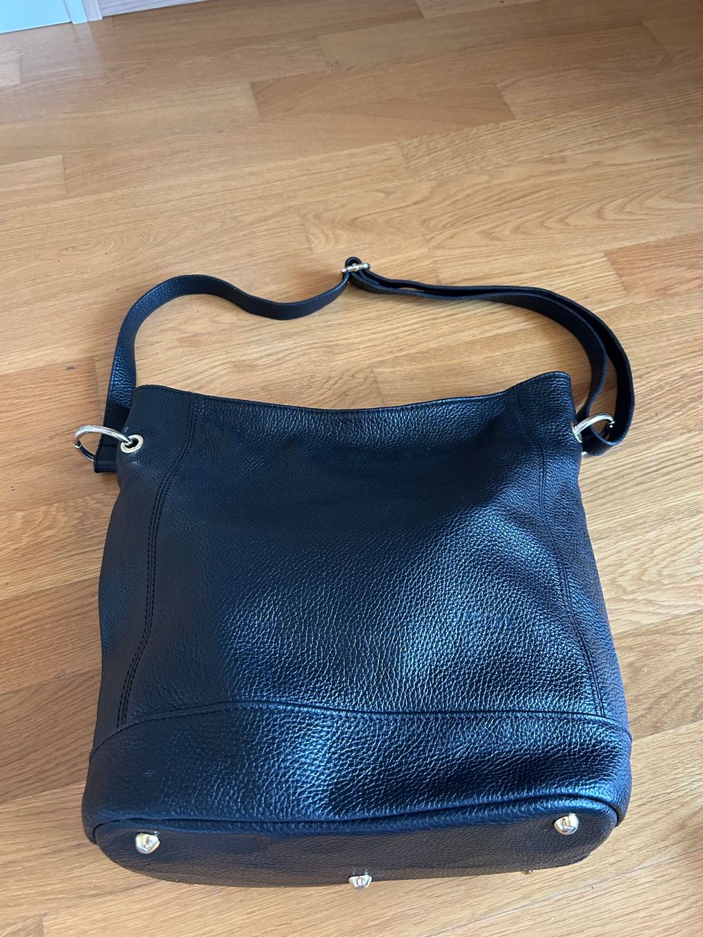 Taschen für Damen: Schwarze Ledertasche – Gebraucht aus Rorschach von LuciaTramp 2
