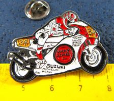 SUZUKI RGV500 SCHWANZ NO.34 RACING-MOTO PIN LUCKY STRIKE