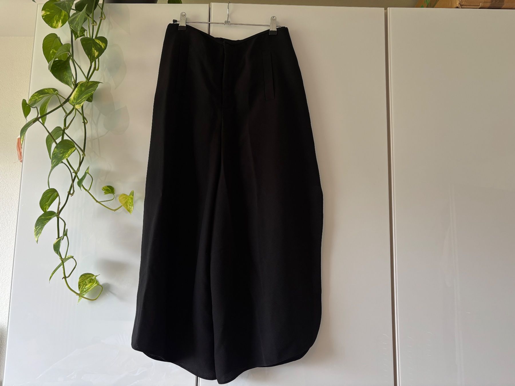 Hosen: BERENIK Schwarze Hose mit Seitenschlitzen – Gebraucht aus Zürich von missmodernage