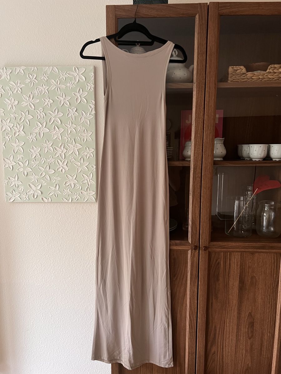 Pull&Bear Kleider: Langes Kleid beige ärmellos – Gebraucht aus Basel von TheMihayeFamily 1