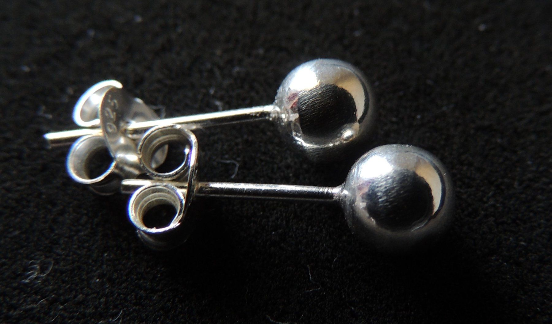 Orecchini pendenti & Orecchini a lobo: Silber 925 Kugel Ohrstecker 4 mm – Nuovo (secondo la descrizione) da Waldenburg venduto da schaller707 1