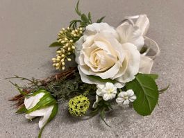 Kleines künstliches Blumengesteck