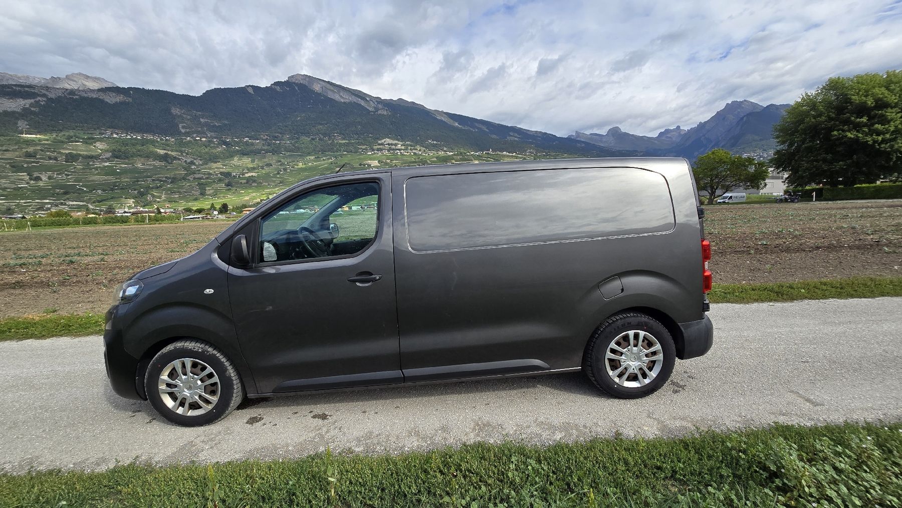Citroën Veicoli commerciali: Citroën Jumpy 2.0HDi taille M partiellement aménagé – Usato da Grimisuat venduto da mar_pq7y 2