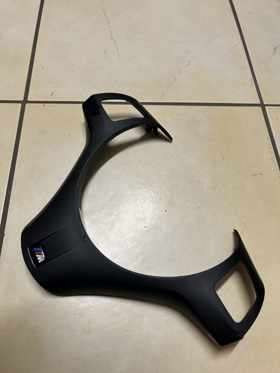 BMW Tutti pezzi di ricambio auto: Lenkradblende BMW M3 E9x Schwarz gebraucht – Usato da Felben-Wellhausen venduto da fab_vv8v 1
