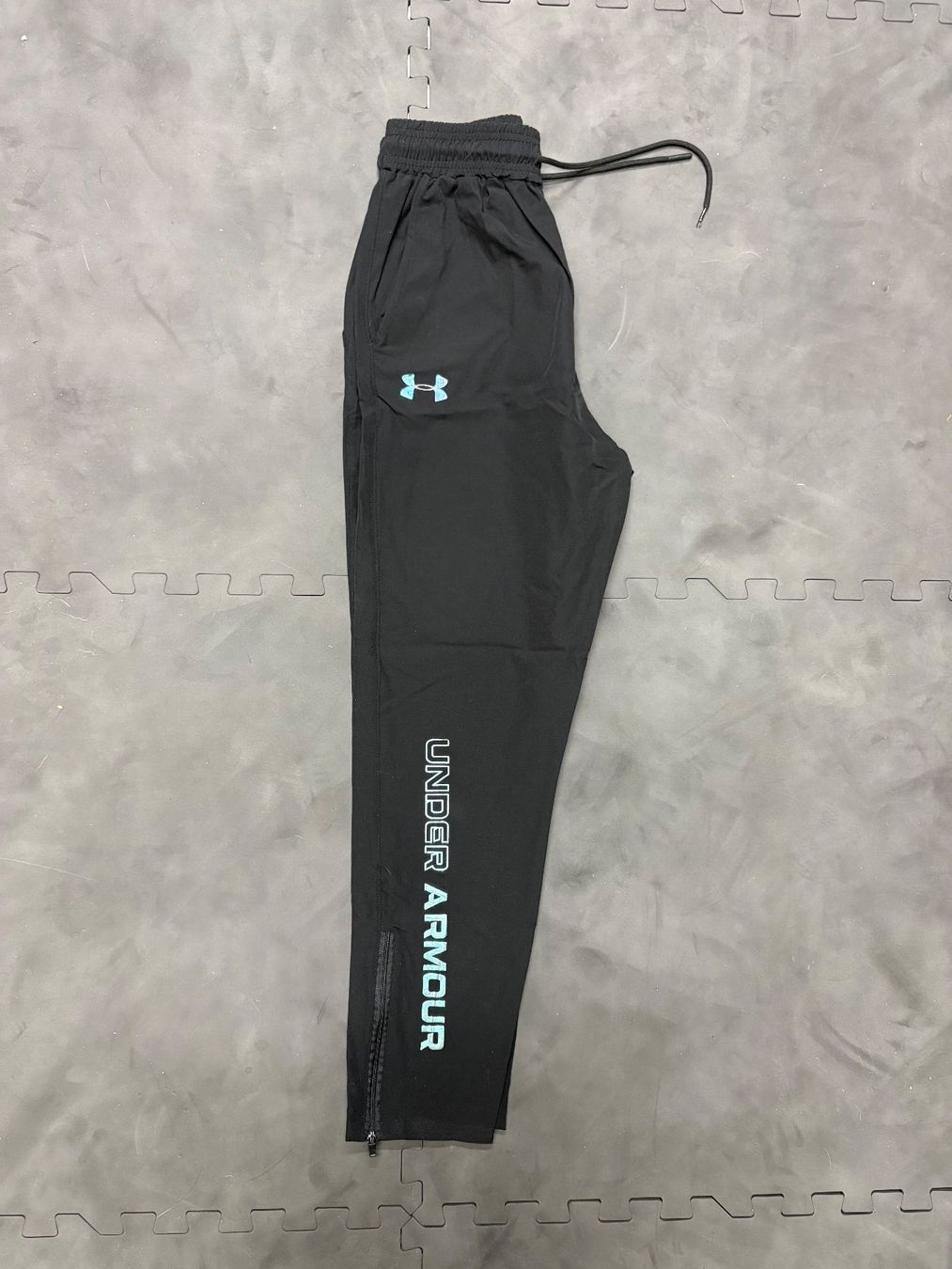 Under Armour Pantaloni: Under Armour Trainingshose Schwarz – Usato da Zuzwil BE venduto da babaloubuy