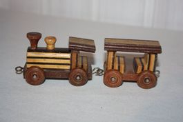 Holzlokomotive mit Anhänger