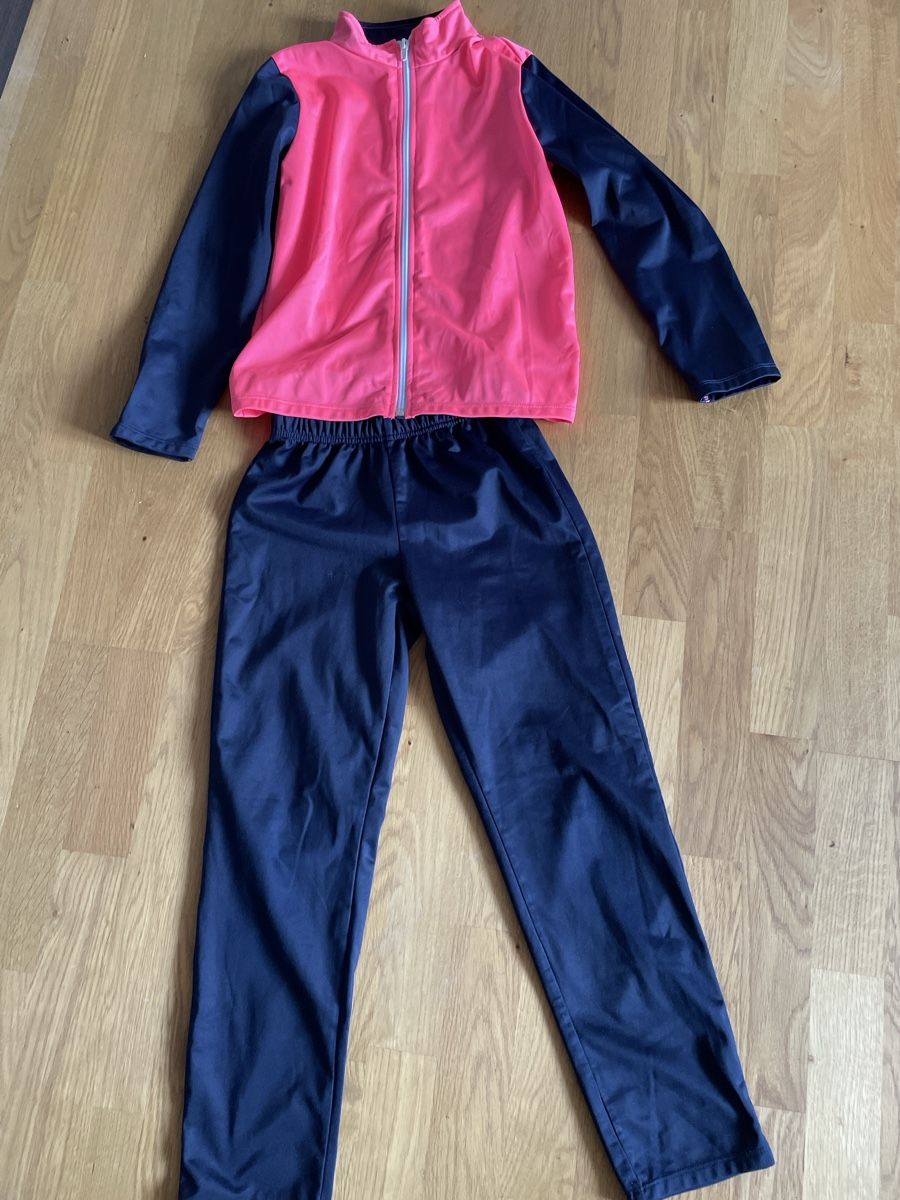 Decathlon Kleiderpakete & -sets: Traineranzug 122/128, Decathlon – Gebraucht aus Nidau von Pitben