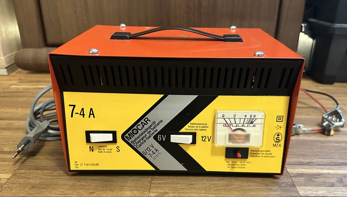 Caricabatterie: MIOCAR Batterieladegerät 6/12V 7-4A – Usato da Schaffhausen venduto da Patrick1234