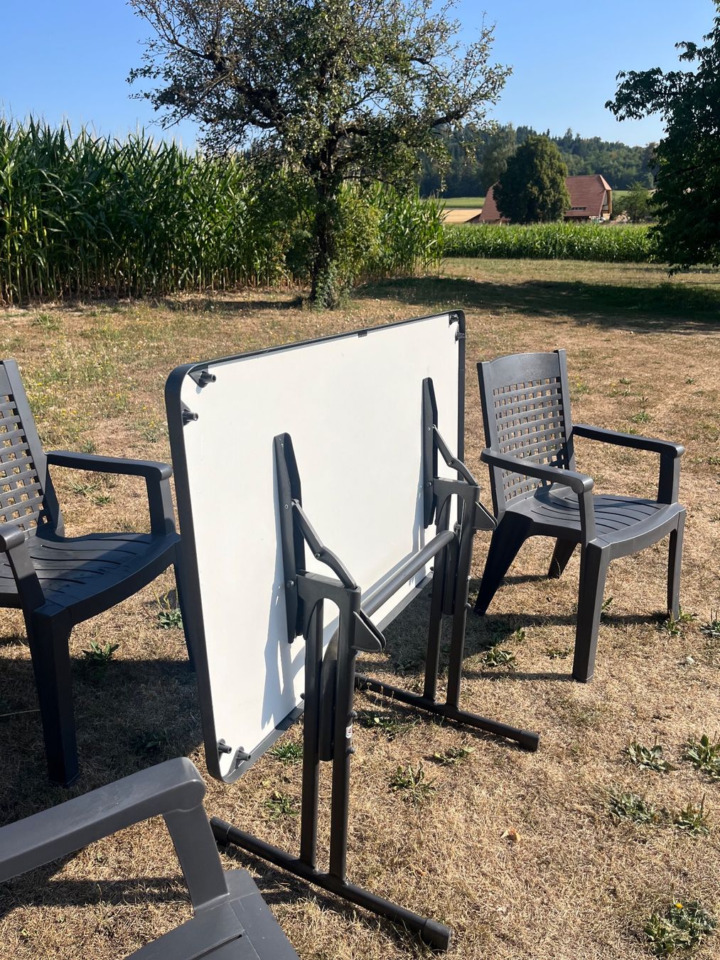 Tables: Gartentisch und 3 Stühle Klappbar – D'occasion à Allmendingen b. BE par juair 4