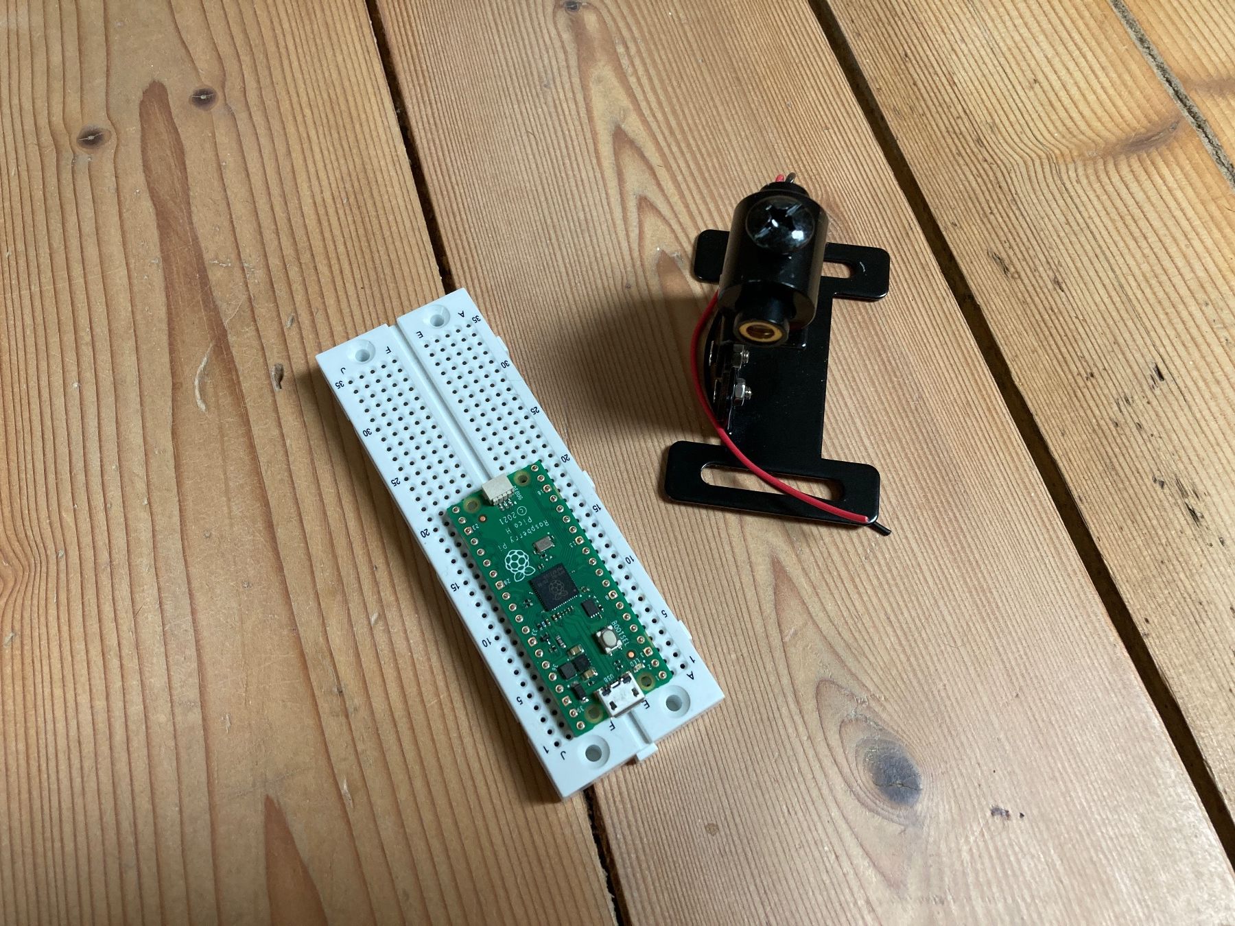 Raspberry Pi Componenti elettronici: Raspberry Pi Pico H mit Breadboard und Laser mit Halterung – Usato da Winterthur venduto da Rogerlud