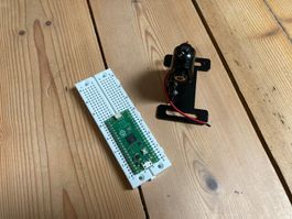 Raspberry Pi Pico H mit Breadboard und Laser mit Halterung