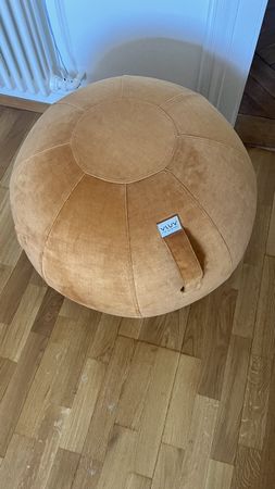 Sitzball in Goldbraun, kleiner Defekt