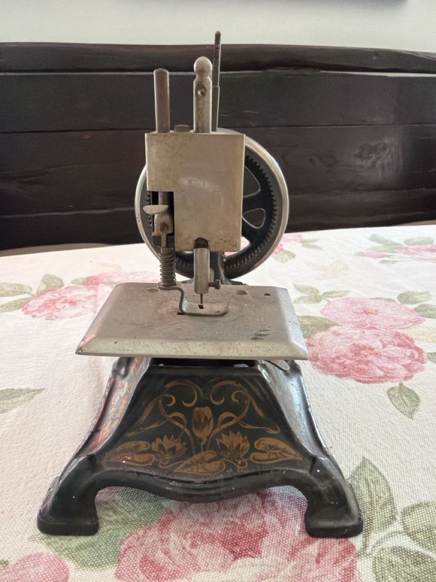Macchine da cucire: Machine à coudre ancienne décorative – Usato da Vullierens venduto da gugu9 3