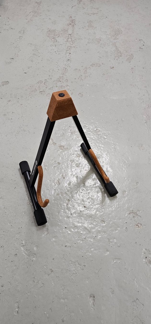 König & Meyer Supporti per strumenti musicali & leggii: K&M Electric guitar stand – Usato da Zürich venduto da debachej