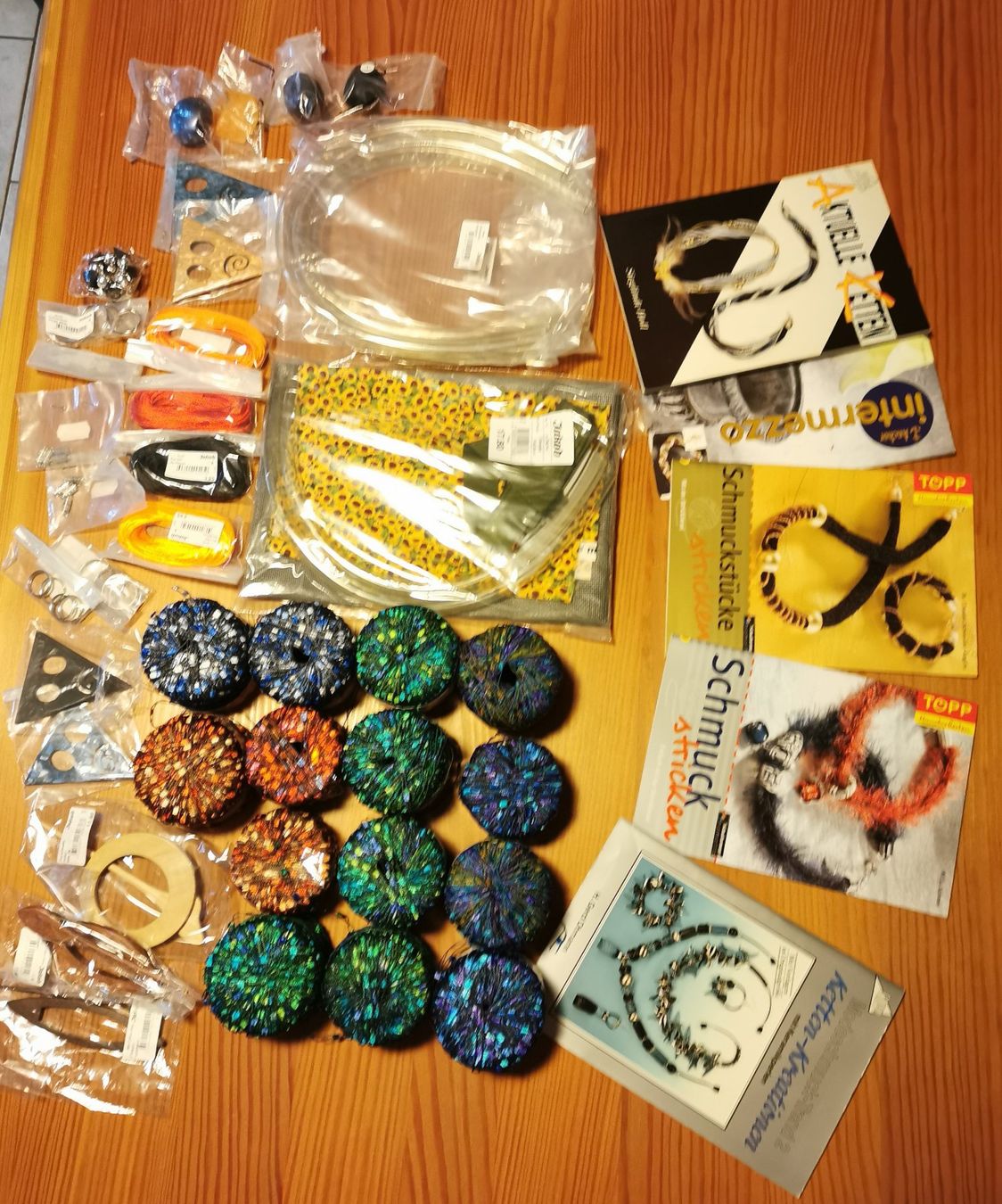 Bastelsets: Set "Schmuck stricken" mit viel Zubehör – Gebraucht aus Detligen von ras_7ksp