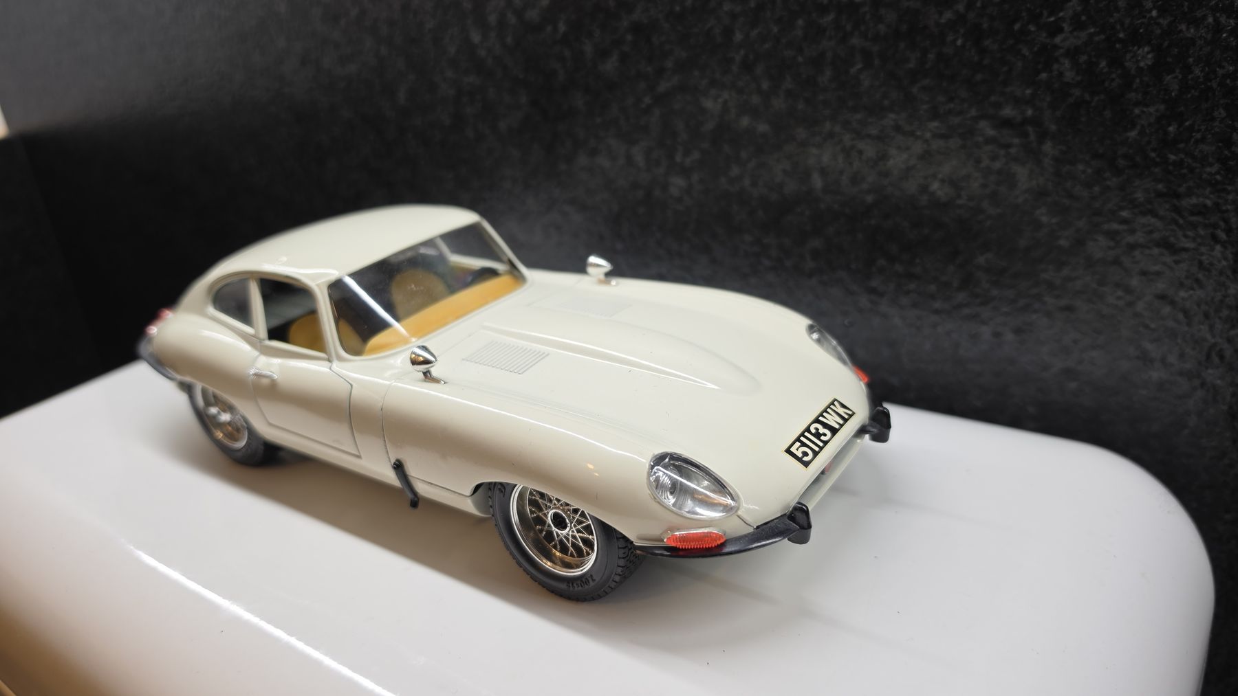 Jaguar Modellini d'auto: Modellauto Jaguar E-Type Coupe 1:18 – Difettoso da Obergerlafingen venduto da 88MPH 1