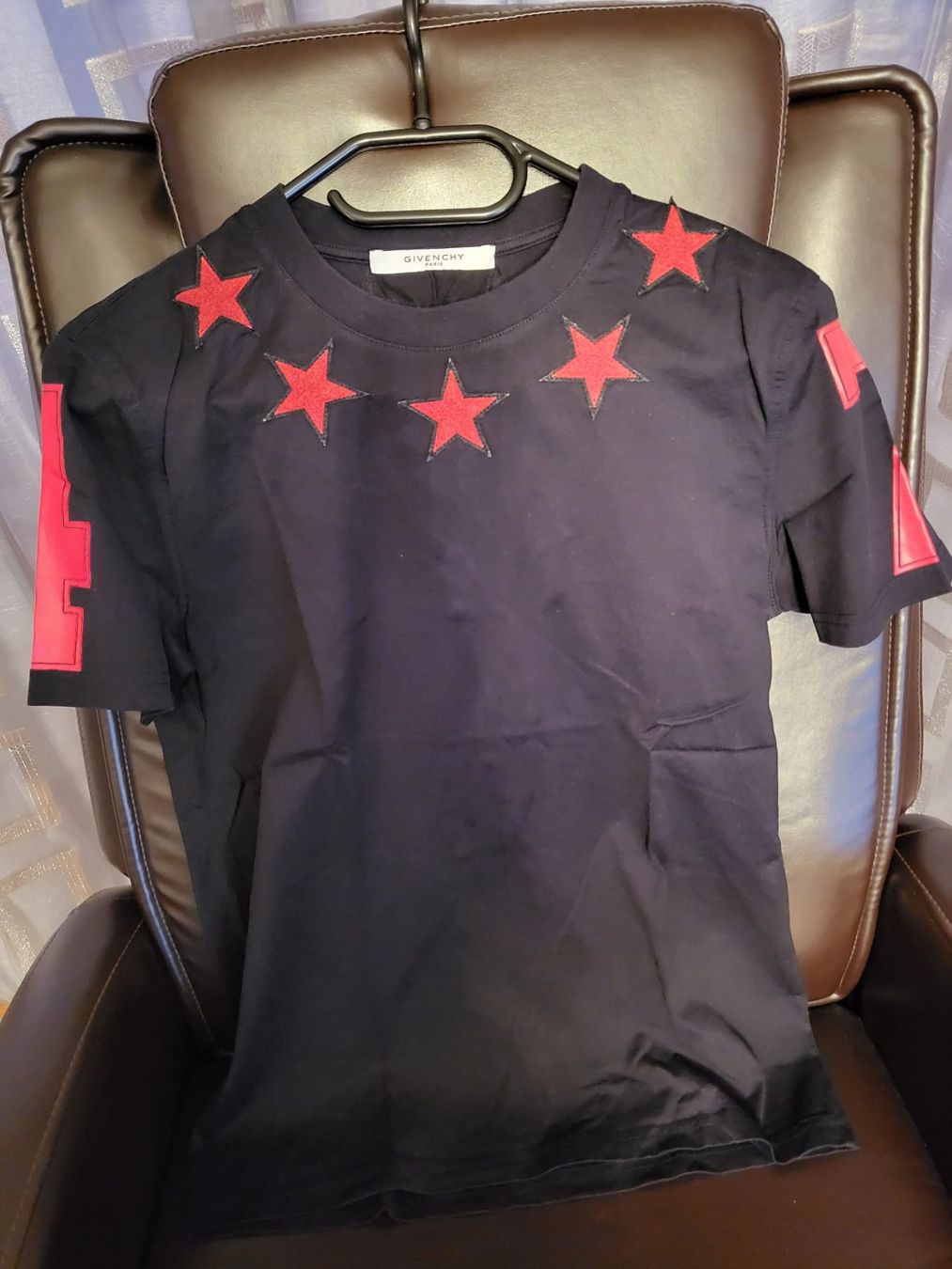 Givenchy T-shirt: Givenchy T-shirt – Nuovo (secondo la descrizione) da Grenchen venduto da Lucifero17