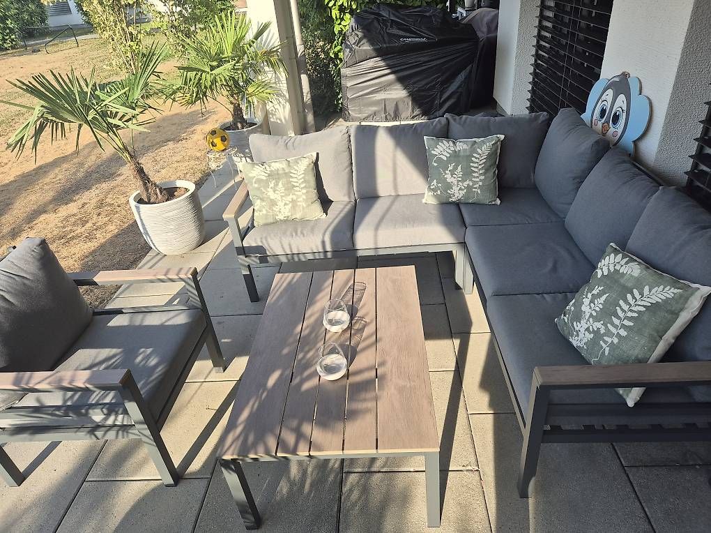 Sofas: Gartenlounge + Tisch – D'occasion à Worben par Ev.Ju93