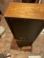 Zwei Lautsprecher-Boxen aus Holz von expert