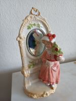 Bisquitporzellan-Figur Junges Mädchen vor einem Spiegel