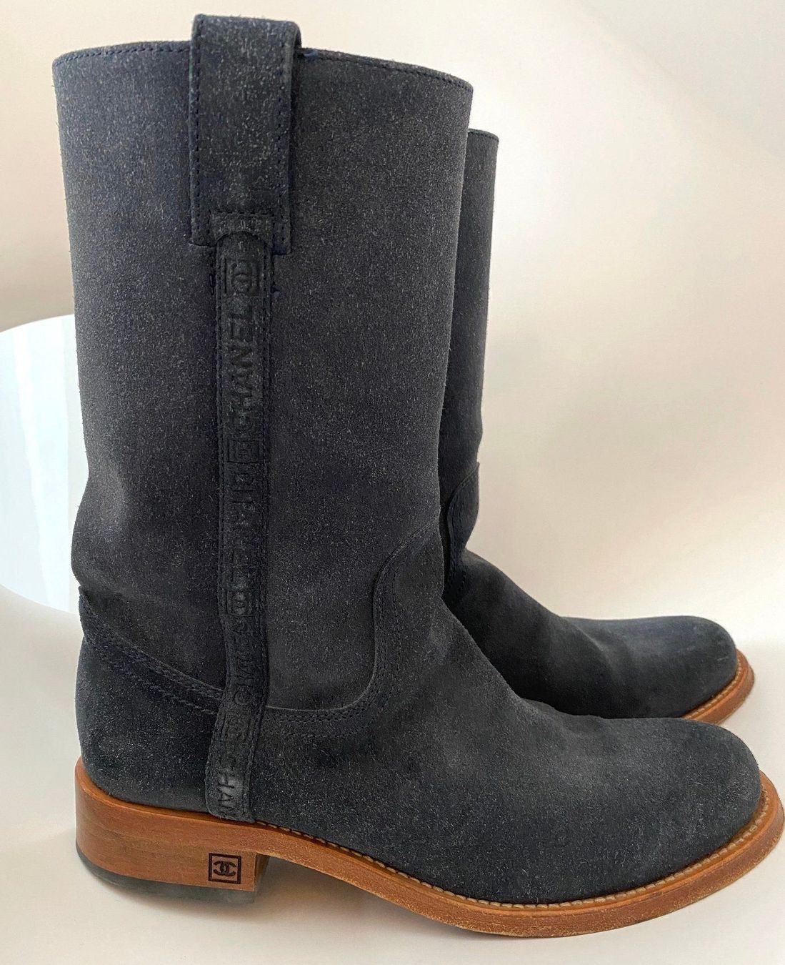 Chanel Scarpe da donna: Bottines en daim bleu foncé CHANEL – Usato da La conversion venduto da Repio 1