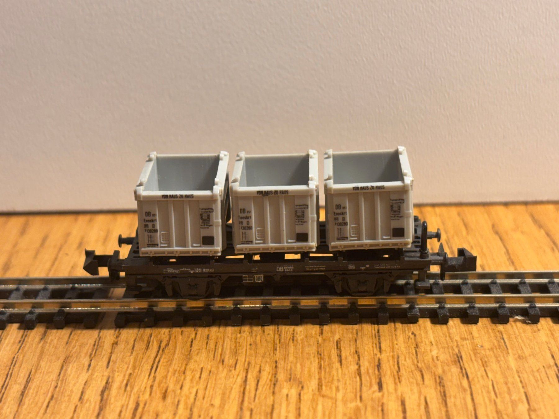 Modellini di ferrovie: e1775: Güterwagen mit Containern (Spur N) – Usato da Birsfelden venduto da Birs_25 1