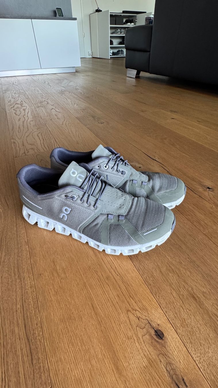 On Herrenschuhe: Neuwertige On Cloud Olive Grösse 44 – Gebraucht aus St. Erhard von secc
