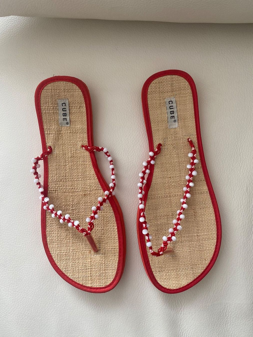 Cube Damenschuhe: SUMMERTIME - stilvolle/leichte Flip-Flops mit Perlen, rot,38 – Gebraucht aus Winkel von ferrari2022