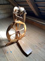 Exklusives Spinnrad aus Kirschbaumholz