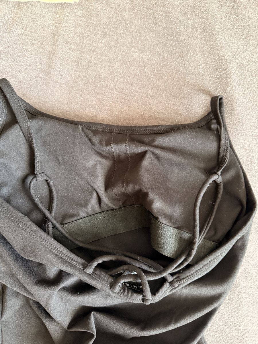 Top: Schwarzes Top mit integriertem Bh – Usato da Unterentfelden venduto da ame_tf2n 4
