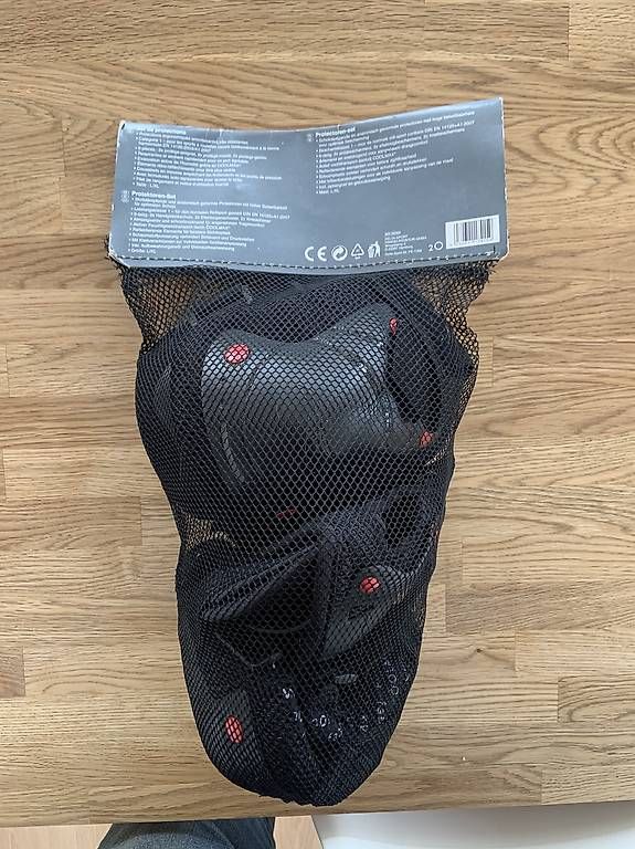 Protezioni & Imbottiture: Crivit Protektoren set 6 teilig L/XL Inline skates – Usato da Davos Dorf venduto da BenoitFichaux 1