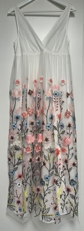 Wunderhübsches Sommerkleid mit Blumenstickereien