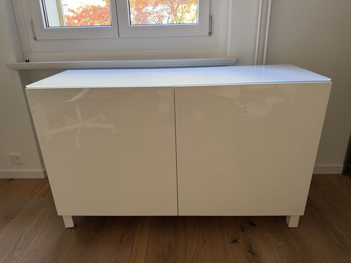 Ikea Meubles TV: IKEA Besta Sideboard, weiss glänzend mit Glasplatte – D'occasion à Luzern par chr_wzl9