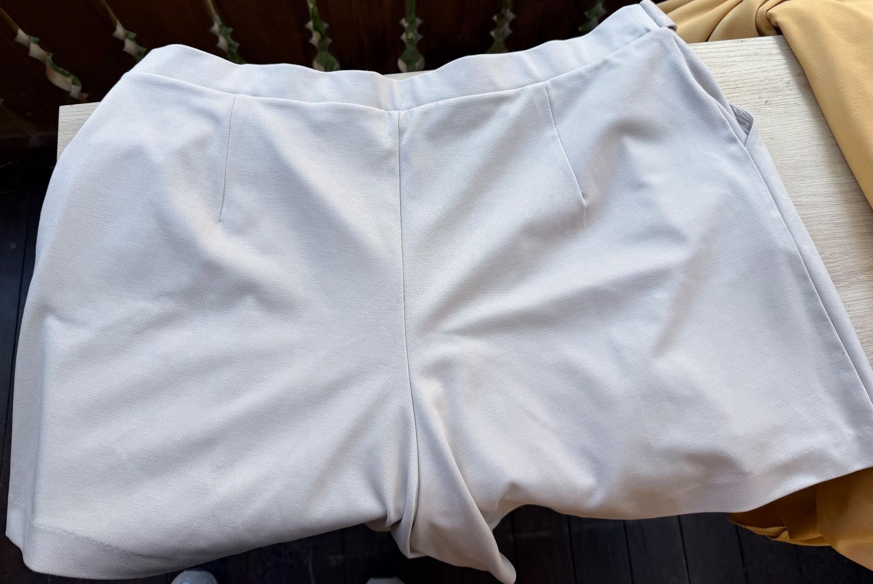 H&M Pantaloni: Stoff Shorts hellbeige mit Gürtel – Usato da Zermatt venduto da cacador 2