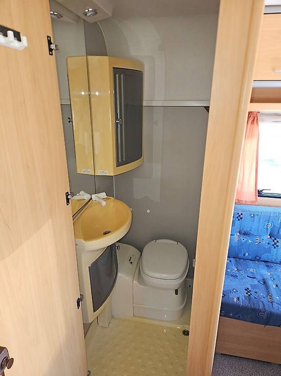 Veicoli da campeggio: A vendre Dethleffs Camper avec auvent 4 saisons – Usato da Belmont-Yverdon venduto da FloridaJeep 5