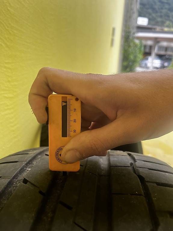 Sonstiges Schreiben & Zeichnen: 235/35 R19 – Gebraucht aus Lostallo von nan_2cqk