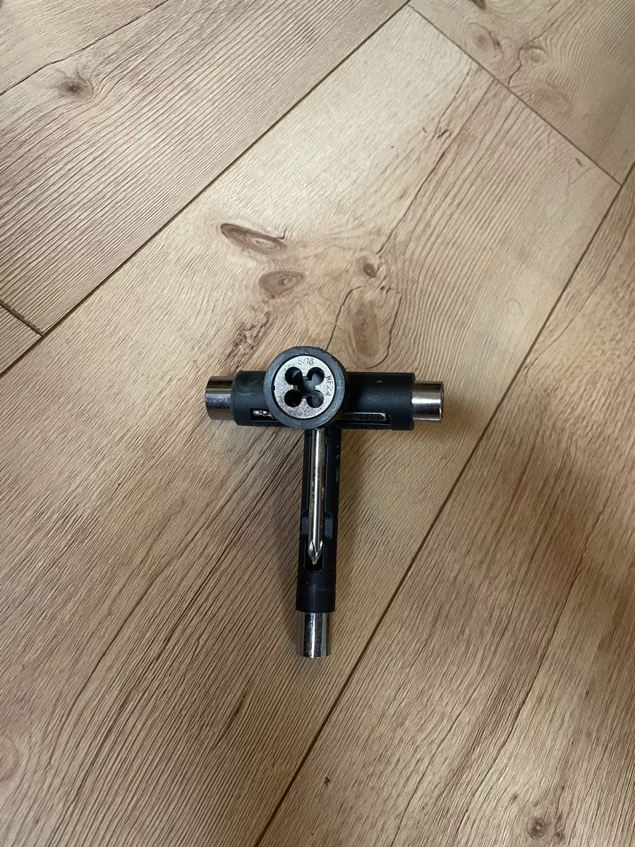 Tutti gli attrezzi: Skateboard Multitool – Usato da Bern venduto da gwendulla.gans 1