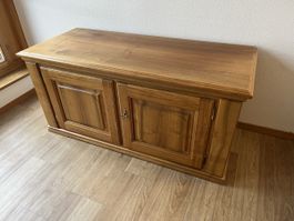 Sideboard aus Nussbaumholz  oder Kirsche Türen guter Zustan