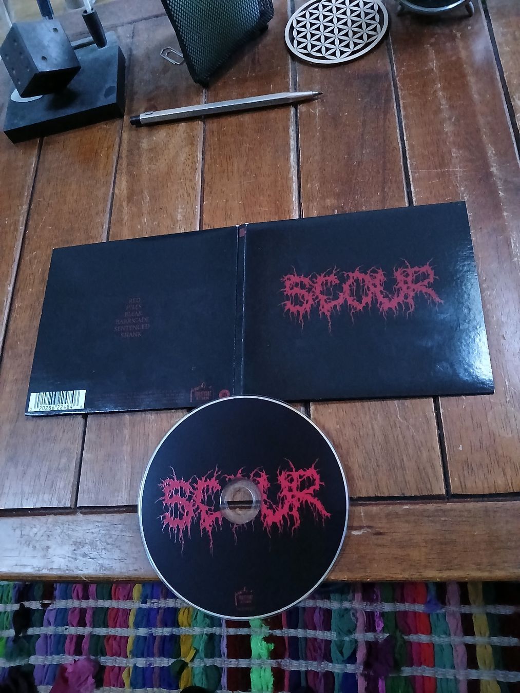 CD: scour - red (digi) – Usato da St-Cergue venduto da VeganWarrior