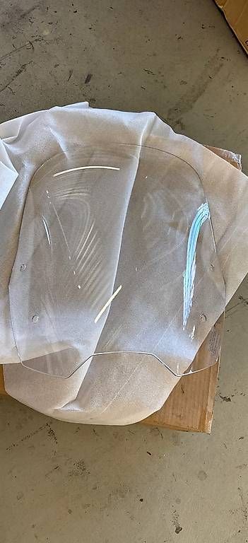 Kymco Tutti pezzi di ricambio per scooter: Kymco People 125S Windschild – Usato da Buochs venduto da 18-84