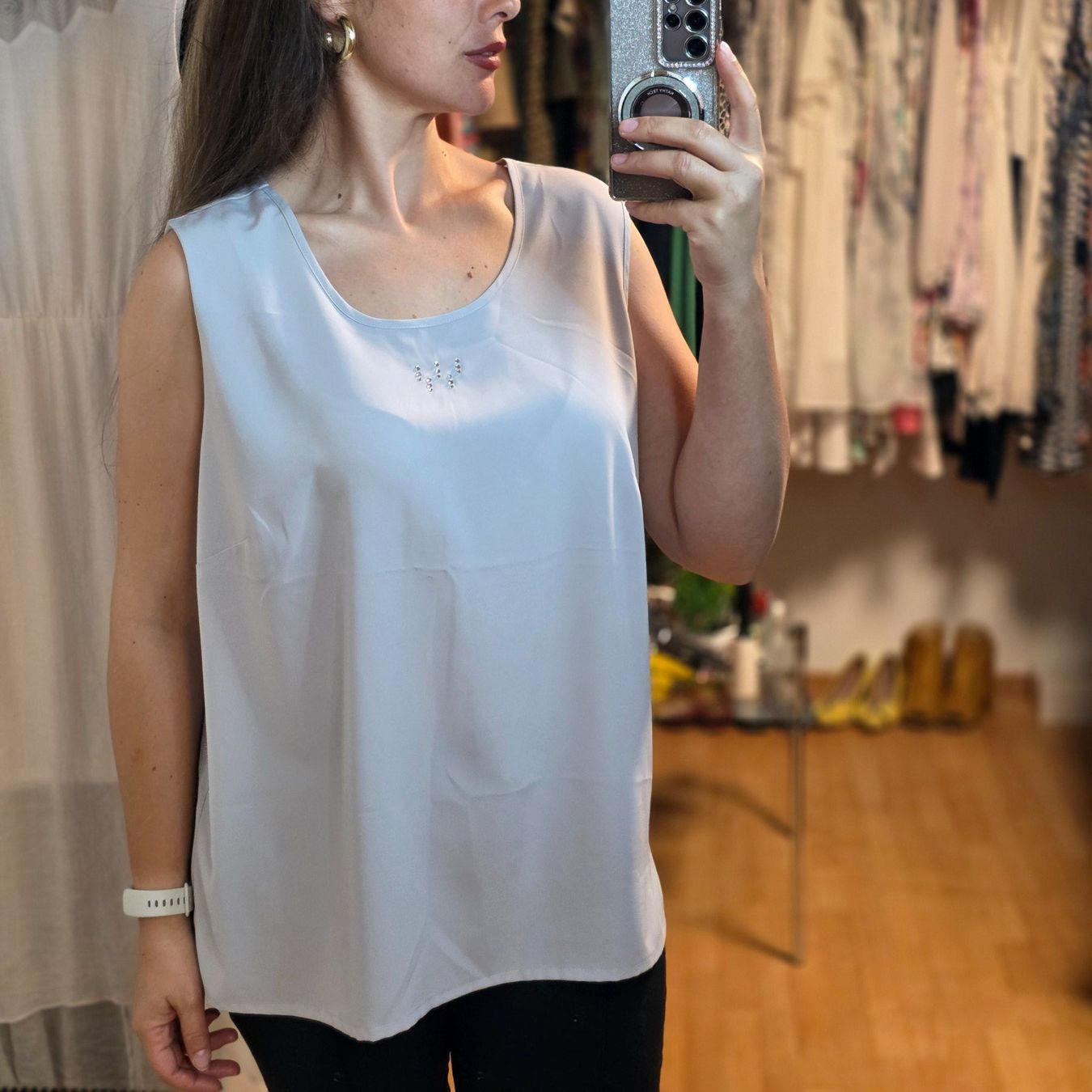 Camicette: Graue ärmellose Bluse mit Strass – Difettoso da Wald ZH venduto da CapLux