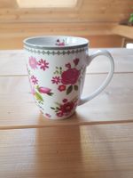Becher mit Blumenmotiv