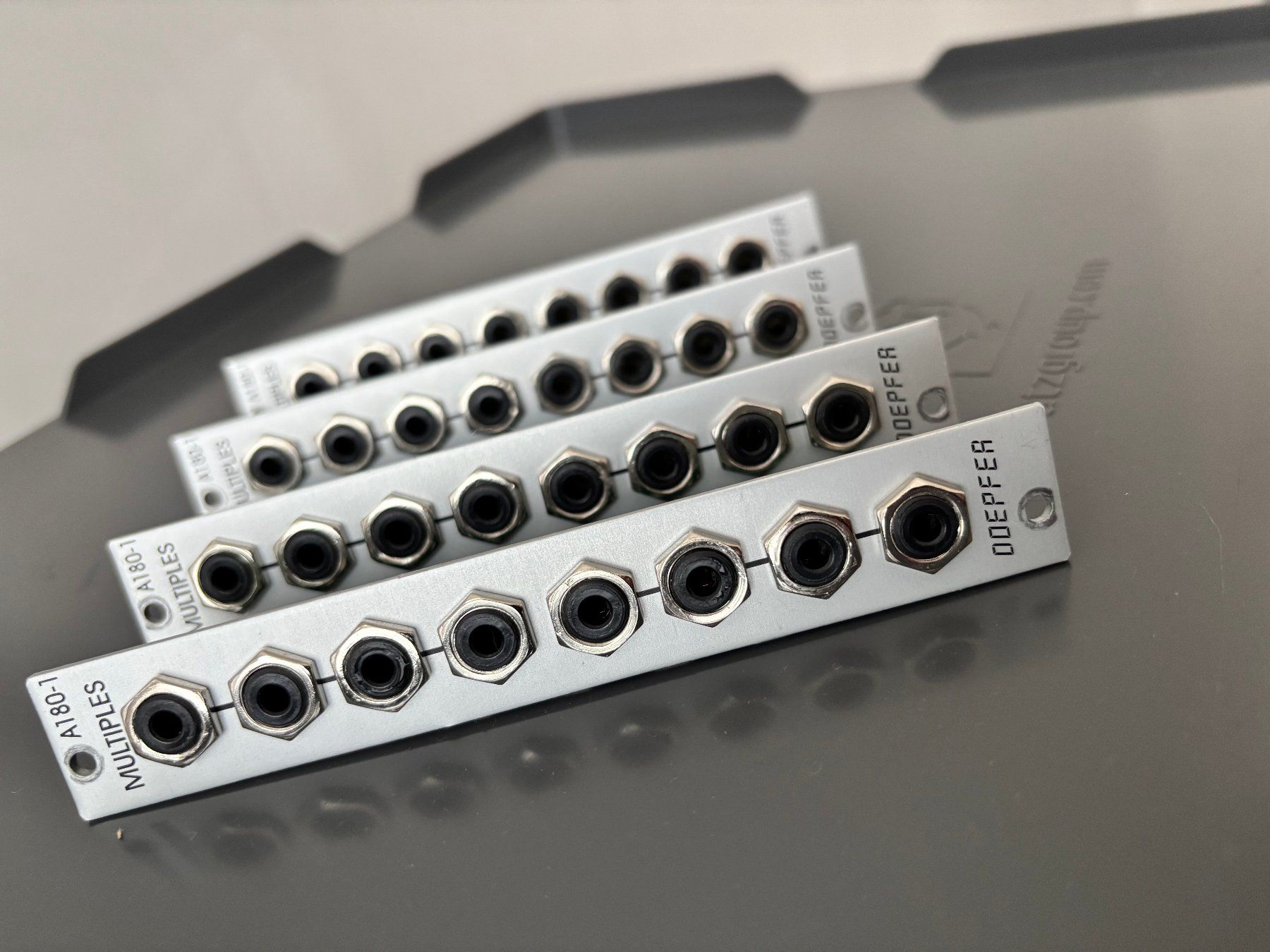 Strumenti musicali: 4x Eurorack Modul: 4 Stk. Doepfer A180-1 Multiples – Usato da Herisau venduto da Keller_Hubacher