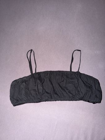 Schwarzes Crop Top mit Zipp, Grösse S - Ideal für Sommer!